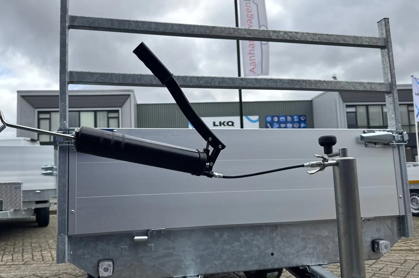 Professional grease gun with accessories
