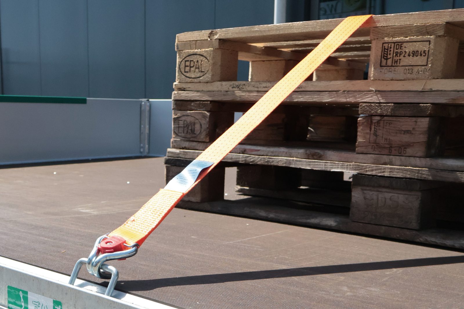 Ratchet strap with magnetic hook – 800 x 5 cm – 4000 kg – 2-part – orange